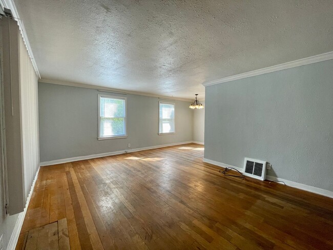 Building Photo - 4 Bedroom Shadle Rancher