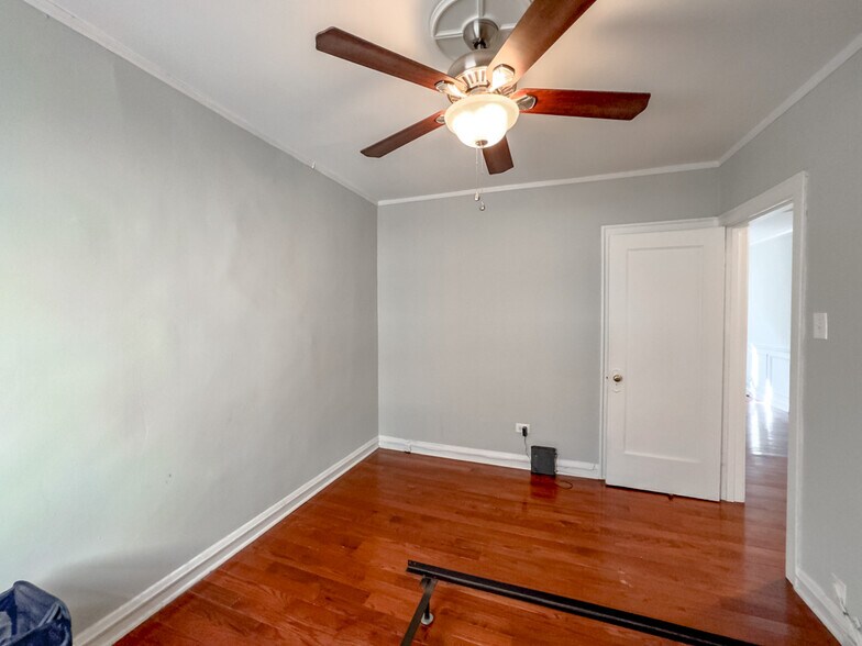 Building Photo - 447 W Surf St