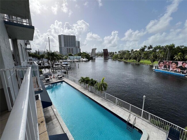 Building Photo - 1740 NW N River Dr