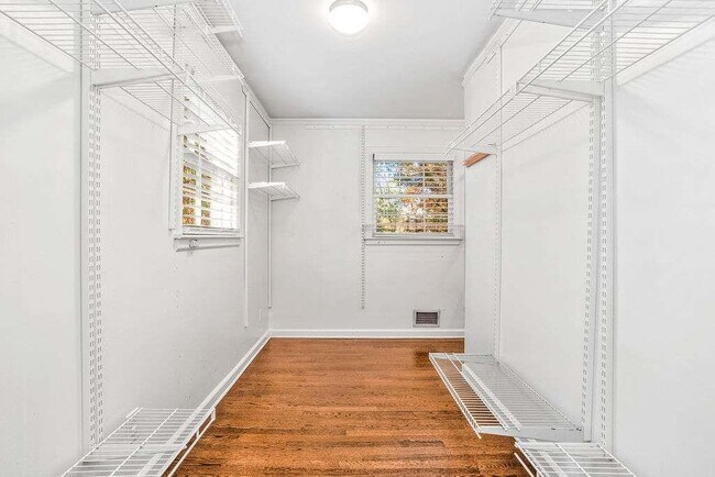 Building Photo - 3911 Ivy Rd NE