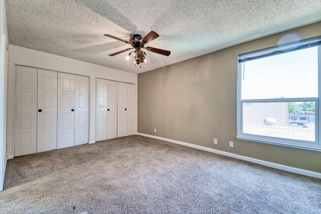 Building Photo - LARGE 5-bedroom 3 bath home in a great loc...