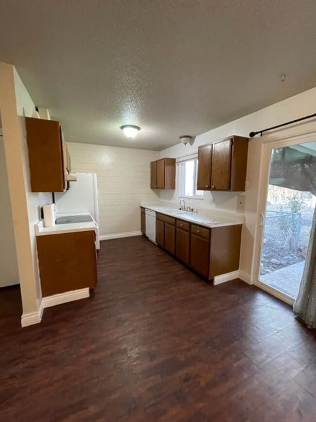 Building Photo - Redlands 3 bed 1.5 bath with yard