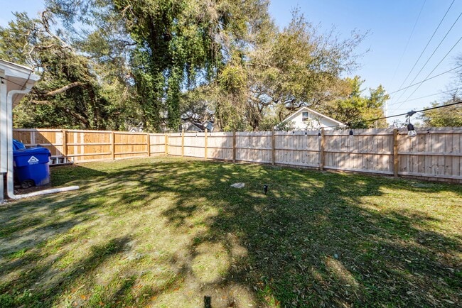 Building Photo - 3 BD 2.5 Bath Charming Home