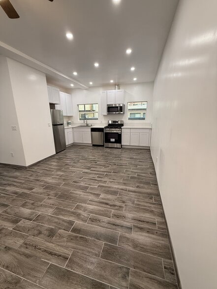 Building Photo - 14545 Margate St