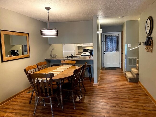 dinning area - 601 Dave Creek Pky