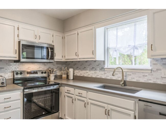 Building Photo - 433 Spring Ave