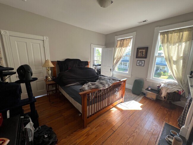 Building Photo - Gorgeous 3 bdrm/2.5 bath newly renovated h...