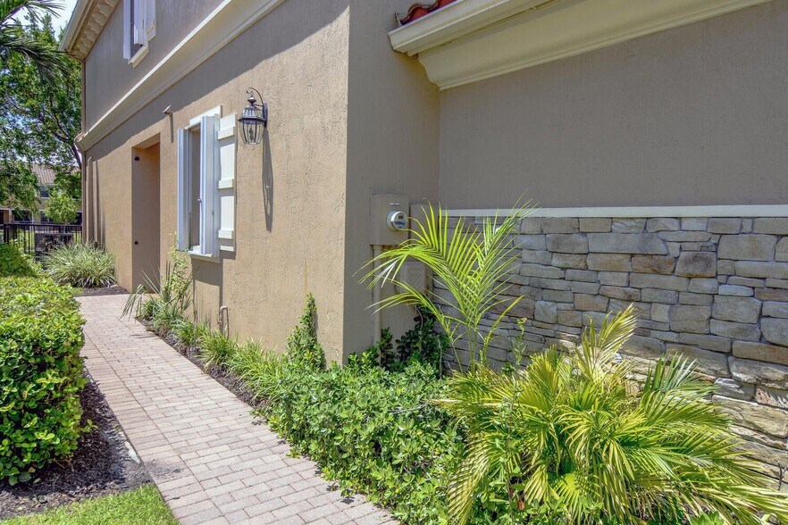 Building Photo - 10373 Wellington Parc Dr
