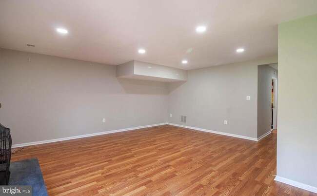 Building Photo - 9709 Lakepointe Dr