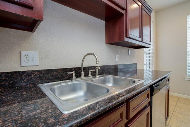 Building Photo - 2255 Braeswood Park Dr
