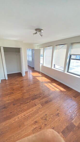Building Photo - 3933 N Clarendon Ave