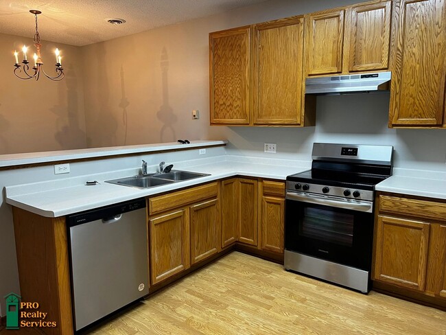 Building Photo - 3 Bedroom Townhome **$1,000 Rent Credit wi...