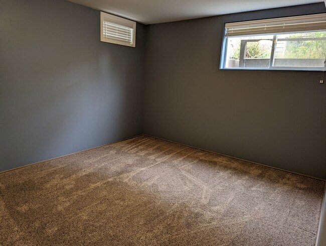 Building Photo - Luxurious 4 bedroom 2 bath house with river view - pet-friendly!