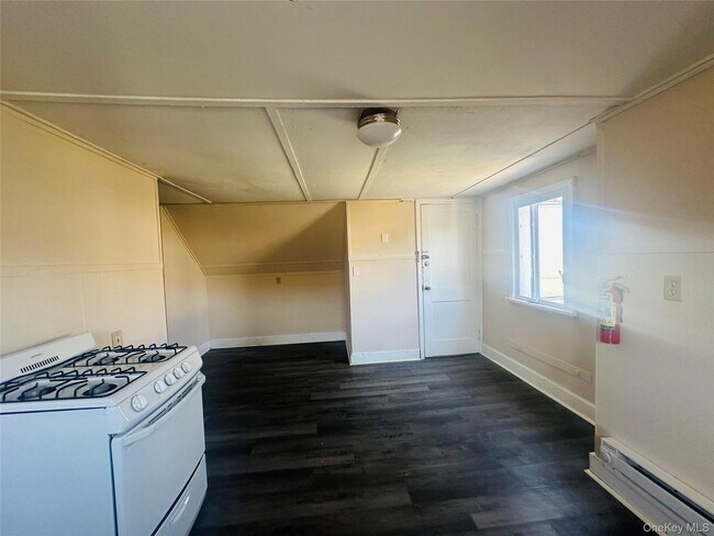 Building Photo - 18 Taylor Ave