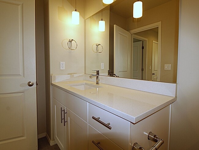 Building Photo - Modern 3x2.5 End Unit Townhome Retreat in NE Bend