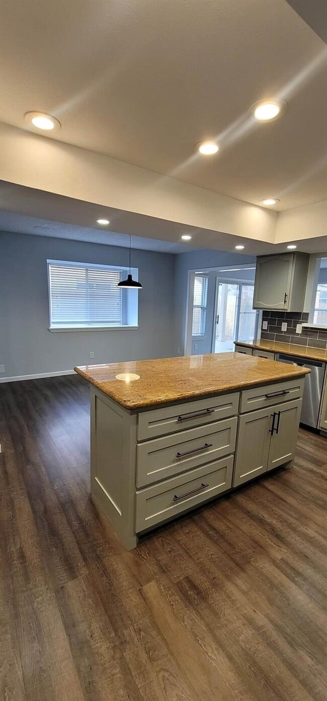 Building Photo - 9614 Charter Ridge Dr
