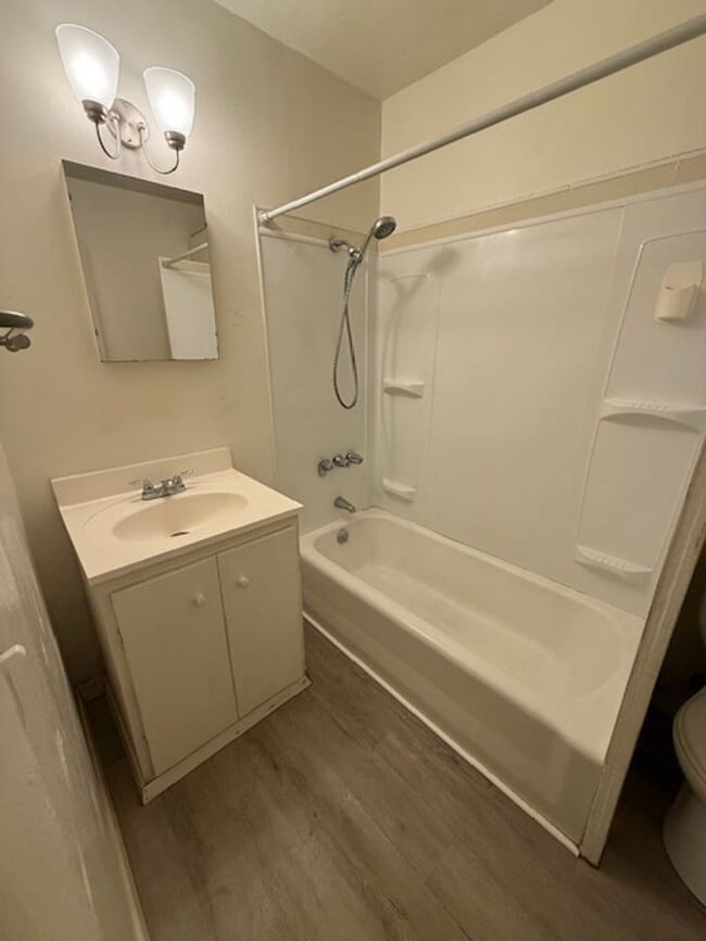 Building Photo - 2 Bedroom, 1 bath Duplex