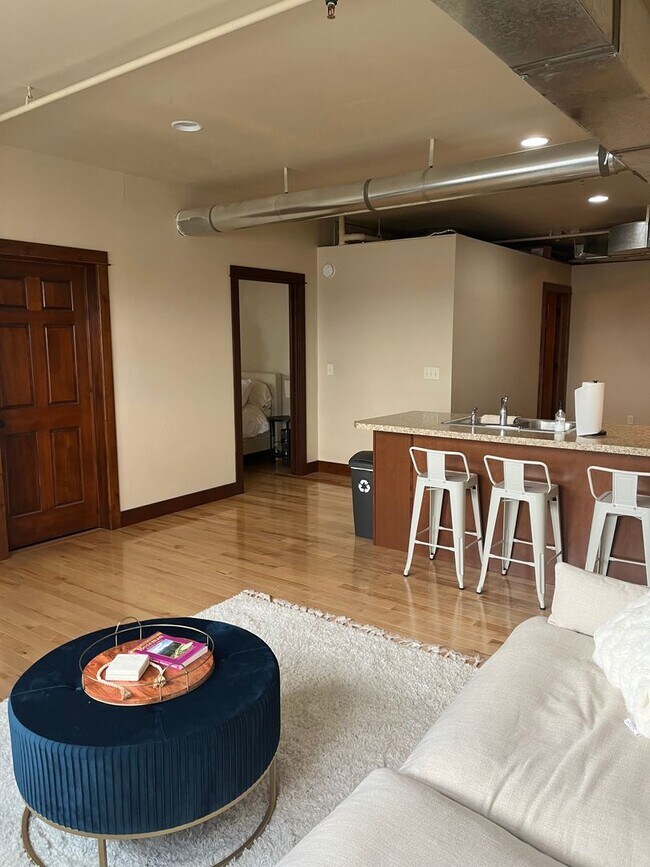 Building Photo - Elegant All Inclusive Fully Furnished Studio On Top Floor