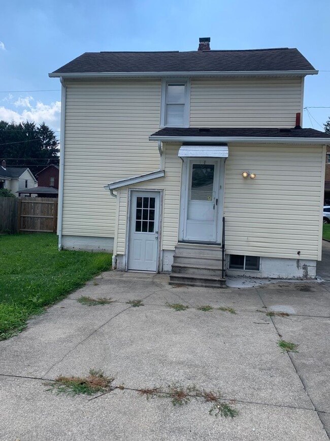 Building Photo - 3 bedrooms & 1 bath Colonial home