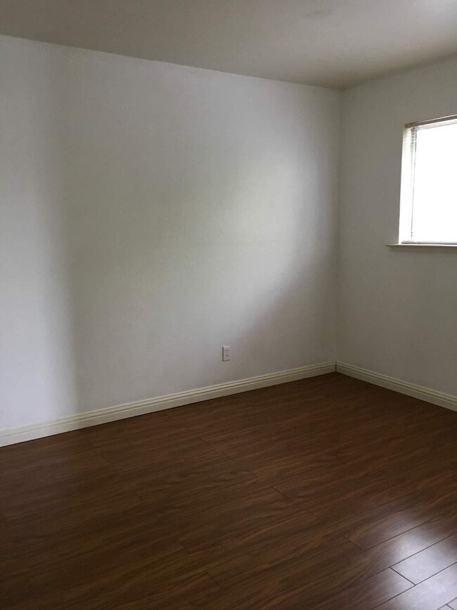 Building Photo - Duplex 2Bedrooms, 1Bathroom.