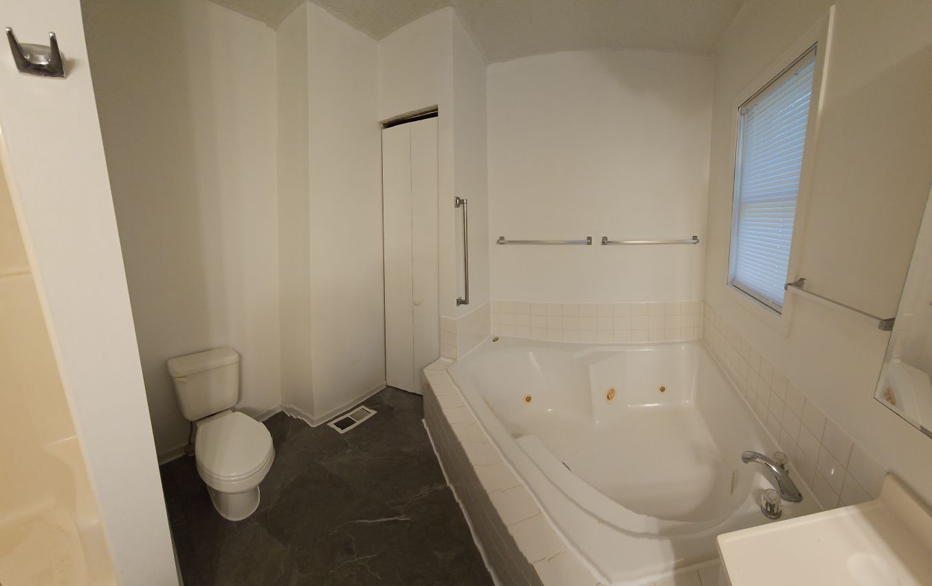 En Suite Jacuzzi Tub - 360 Steven Ct
