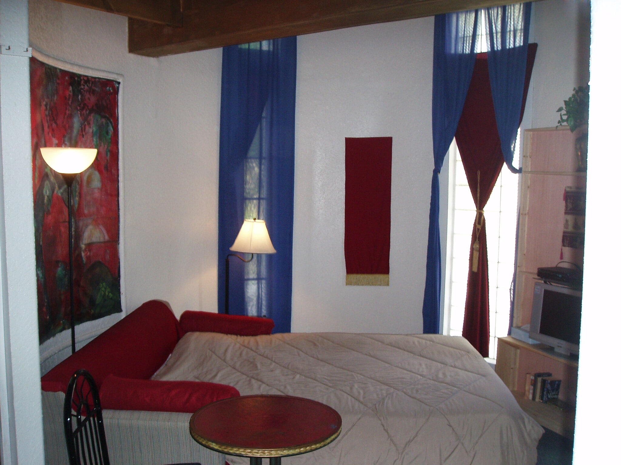 MASTER BEDROOM: KING S.BED - 19364 Powell Rd