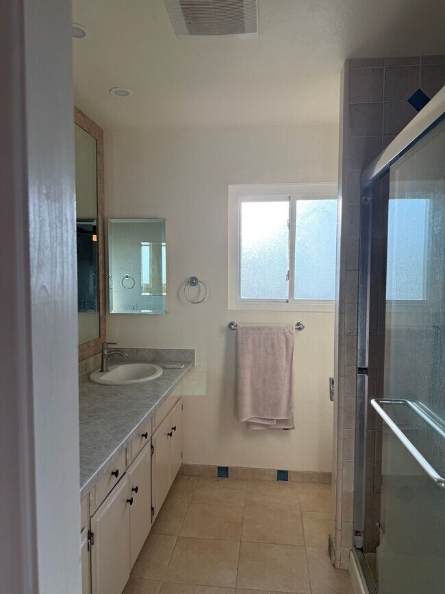 Building Photo - Gorgeous 5BR/3BA 2story home w SOLAR, view...
