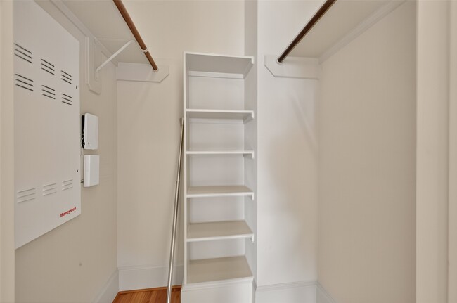 Building Photo - 931 W 23rd St