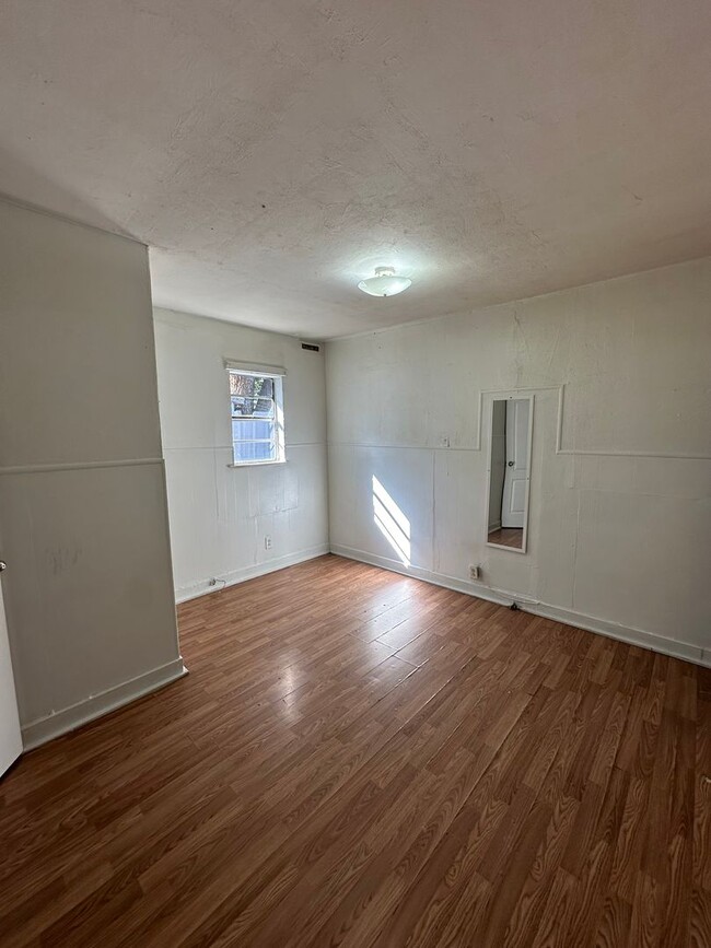 Building Photo - Spacious and Comfy 1 Bed Apartment!