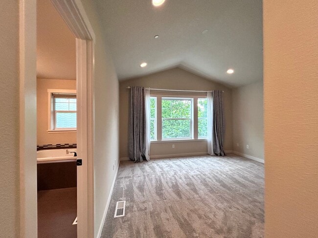 Building Photo - Incredibly Large 4 Bed 2.5 Bath Charmer!