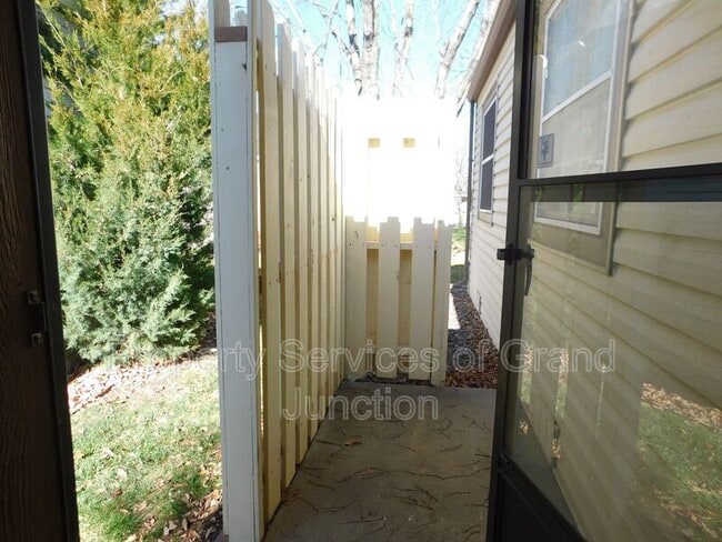 Building Photo - 13 Madeira Ct