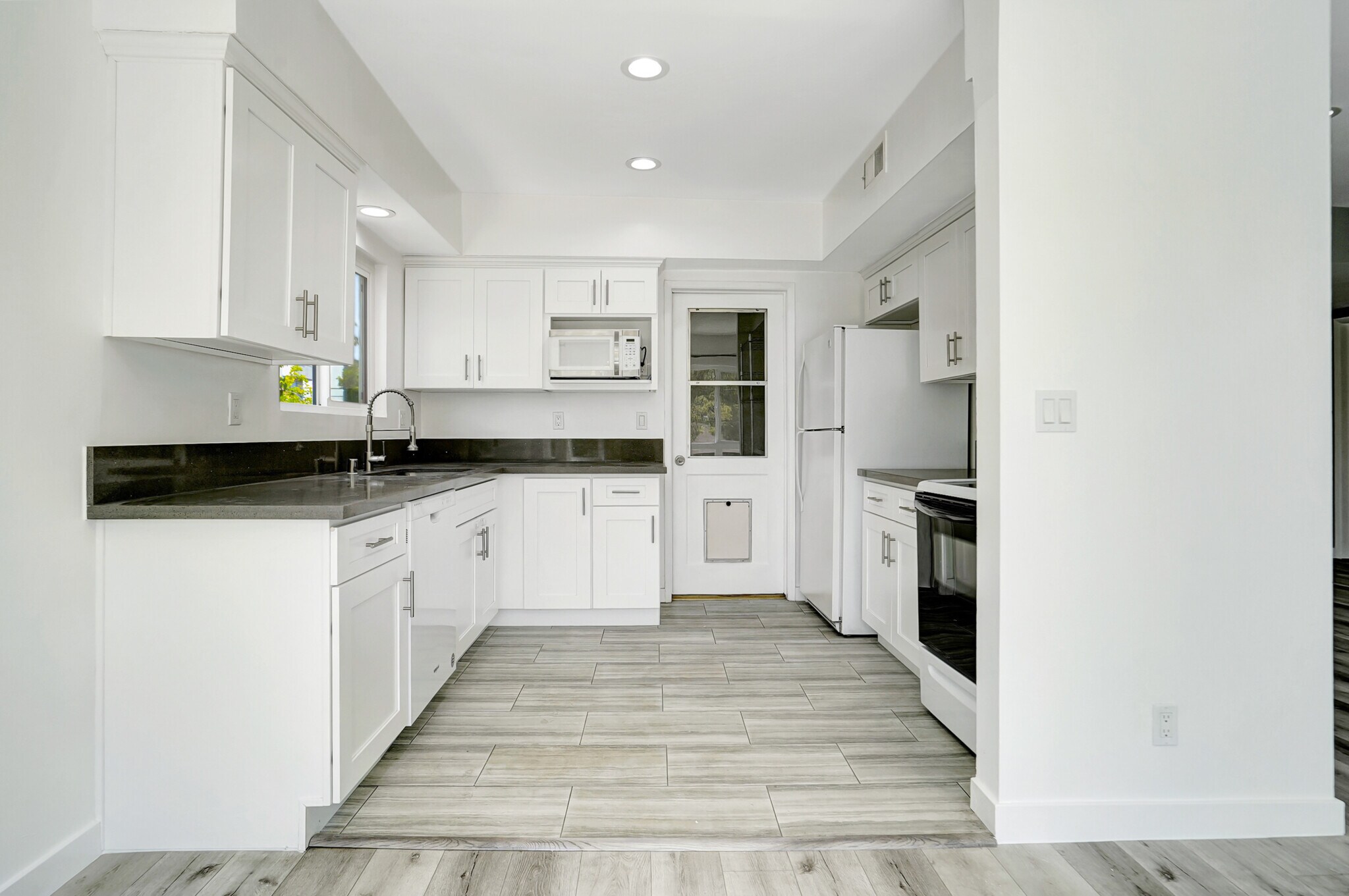 Building Photo - 10823 Camarillo St