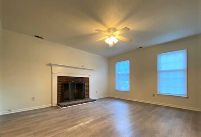 Building Photo - 3 bed, 2 bath 1 1/2 story - East Charlotte...