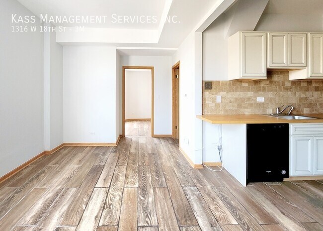 Building Photo - 1316 W 18th St