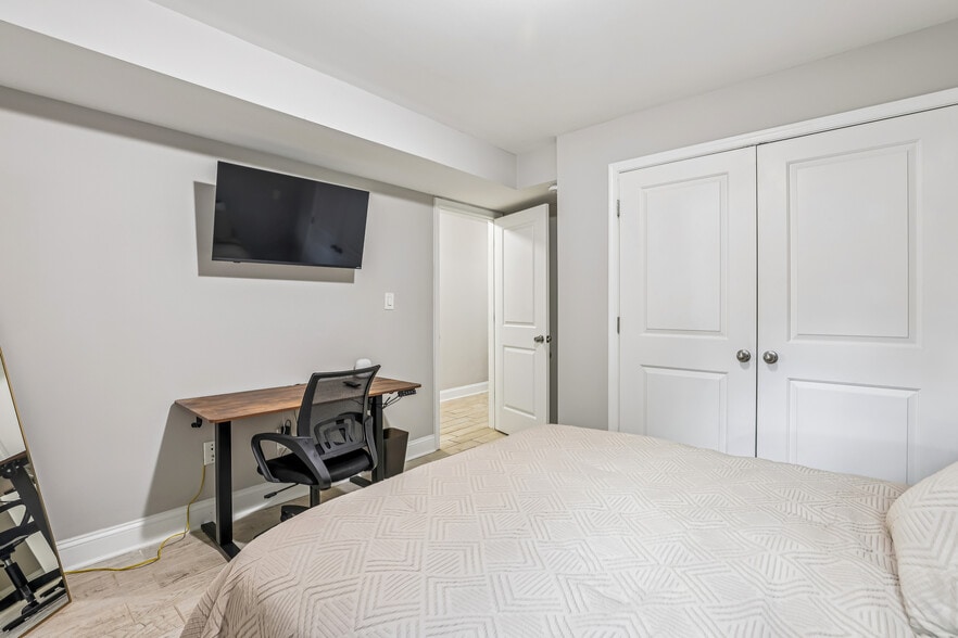 Building Photo - 1332 Levis St NE