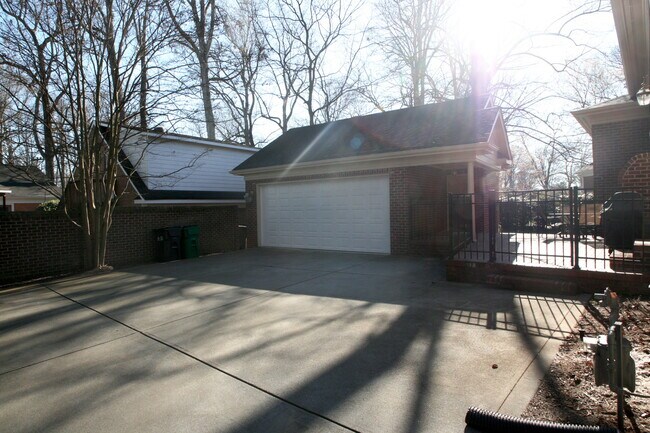 Building Photo - 1105 Randolph Oaks Ct