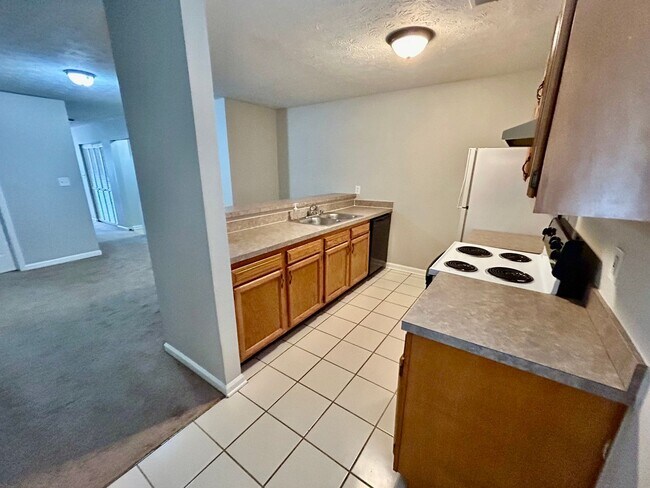 Building Photo - 2 Bed 1.5 Bath Pay ONLY Electric!