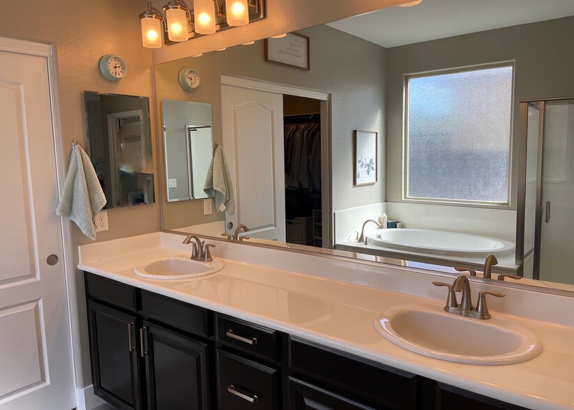 primary bath - 10647 Marble Arch St