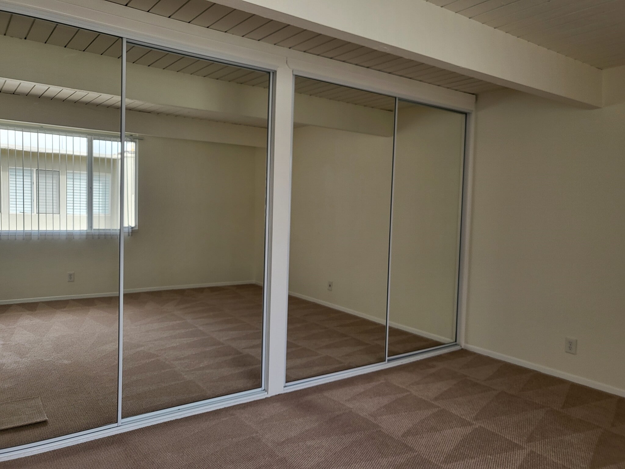 Building Photo - 312 S Elm Dr