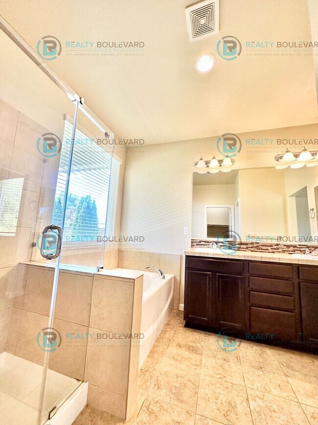 Building Photo - 3 Bedroom 2 Bathroom with Garage covered patio and beautiful yard!