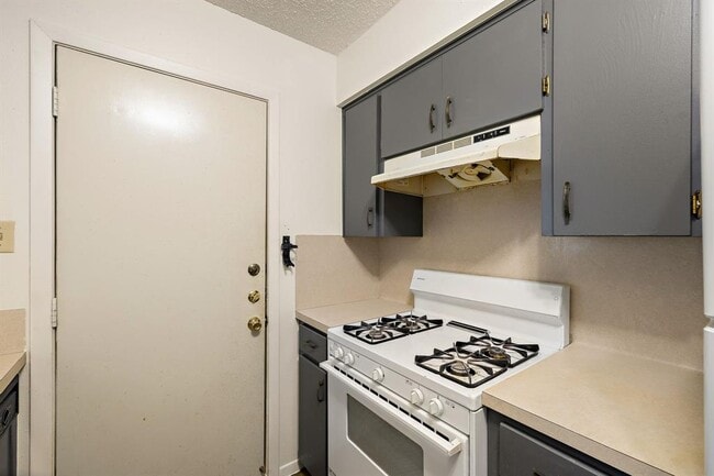 Building Photo - 2402 Cottonwood Dr