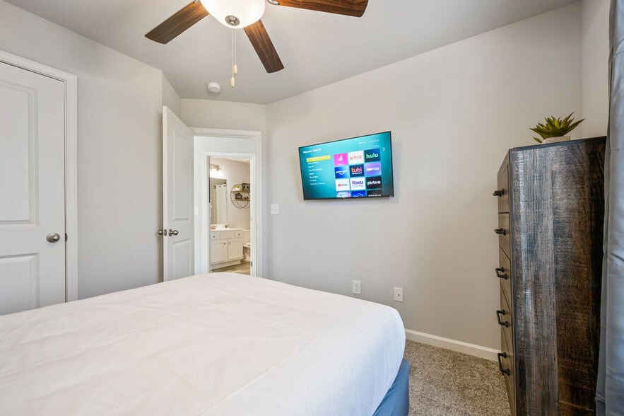 Building Photo - 2059 Pinnacle Walk