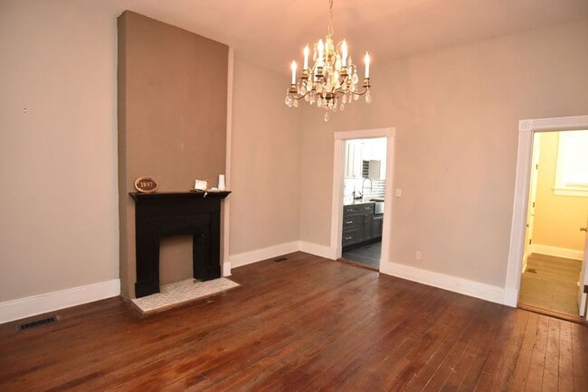 Building Photo - Historic Townhome !!