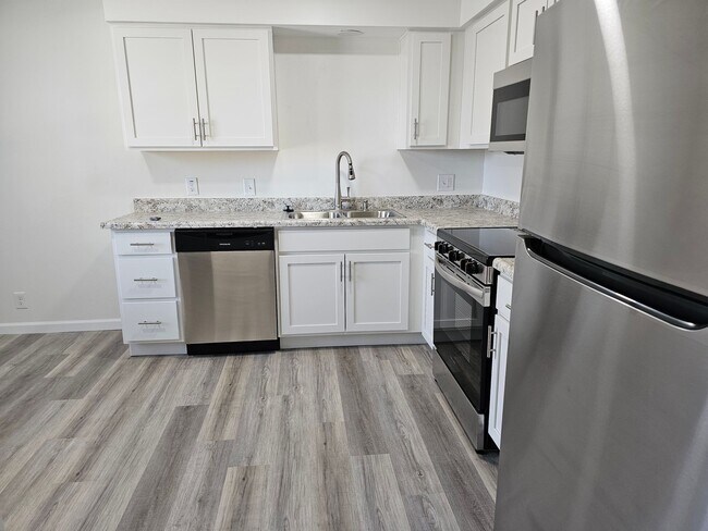 Building Photo - 3BR Townhome – Remodeled Kitchen, Garage, ...