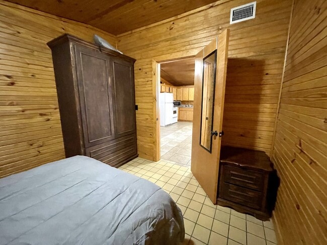 Building Photo - 5 Cabin Rd