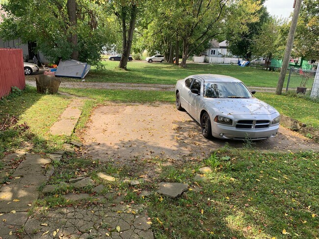 Building Photo - Spacious 2 bedroom 1 bath Home\