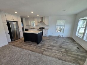 Building Photo - 207 Spruce Ln