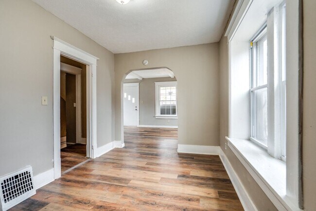 Building Photo - Spacious 3 Bedroom Akron Home