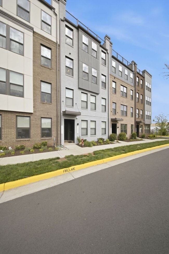 Building Photo - Perfectly positioned near the vibrant shopping and dining destination of One Loudoun, this reside...