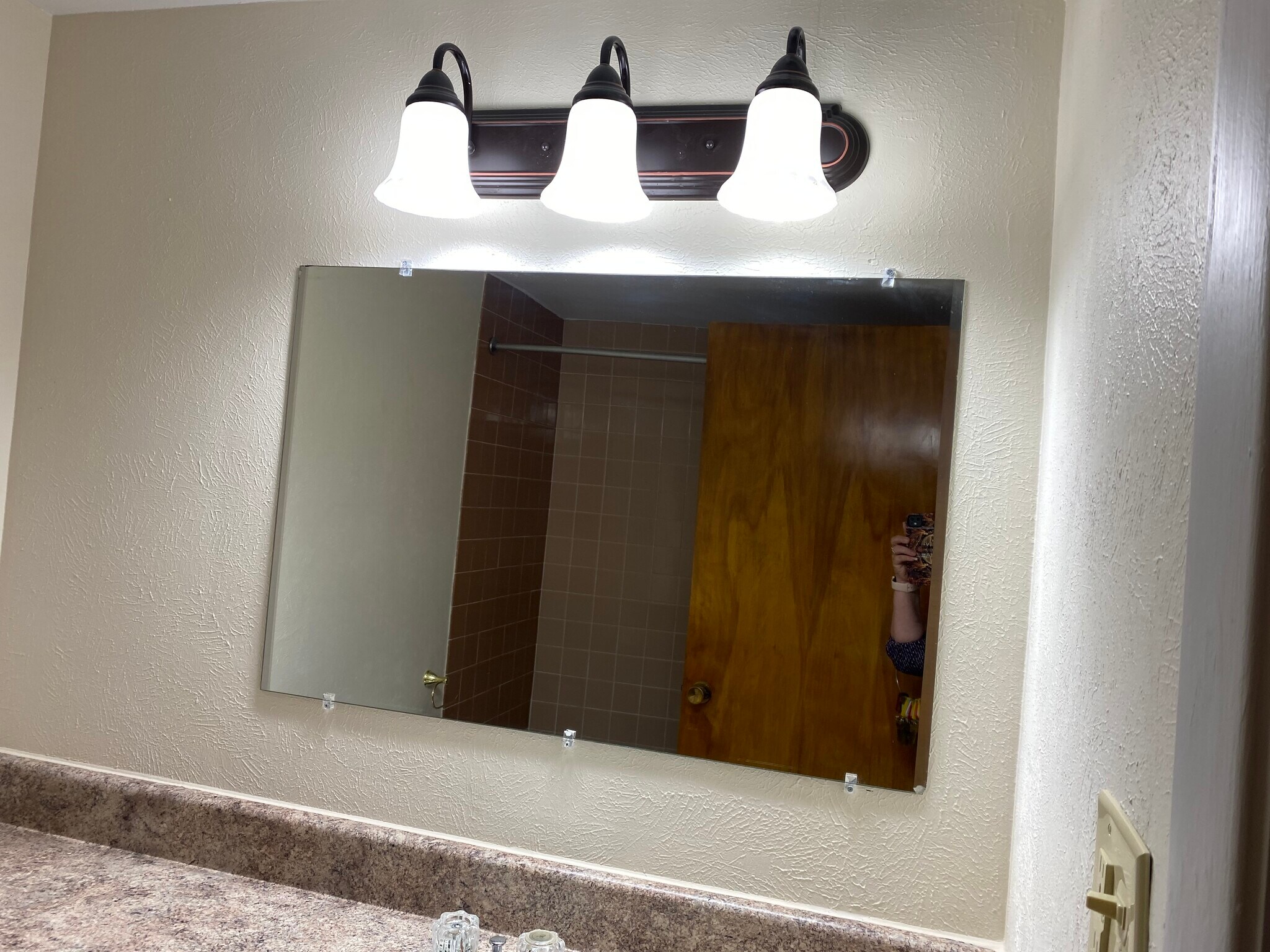 Mirror with lots of lighting - 411 Poplar Ave